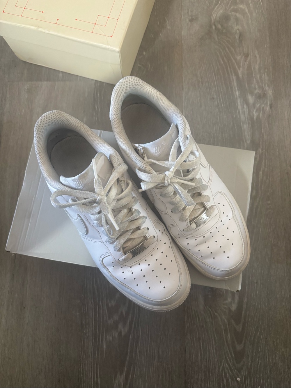 Nike Men's White Low-Top Leather Sneakers
